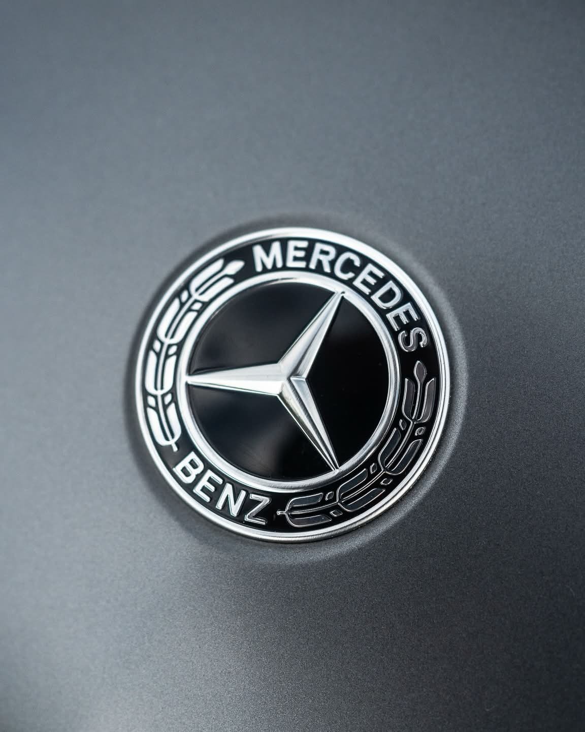 Détail de l'étoile Mercedes-Benz sur un capot mat