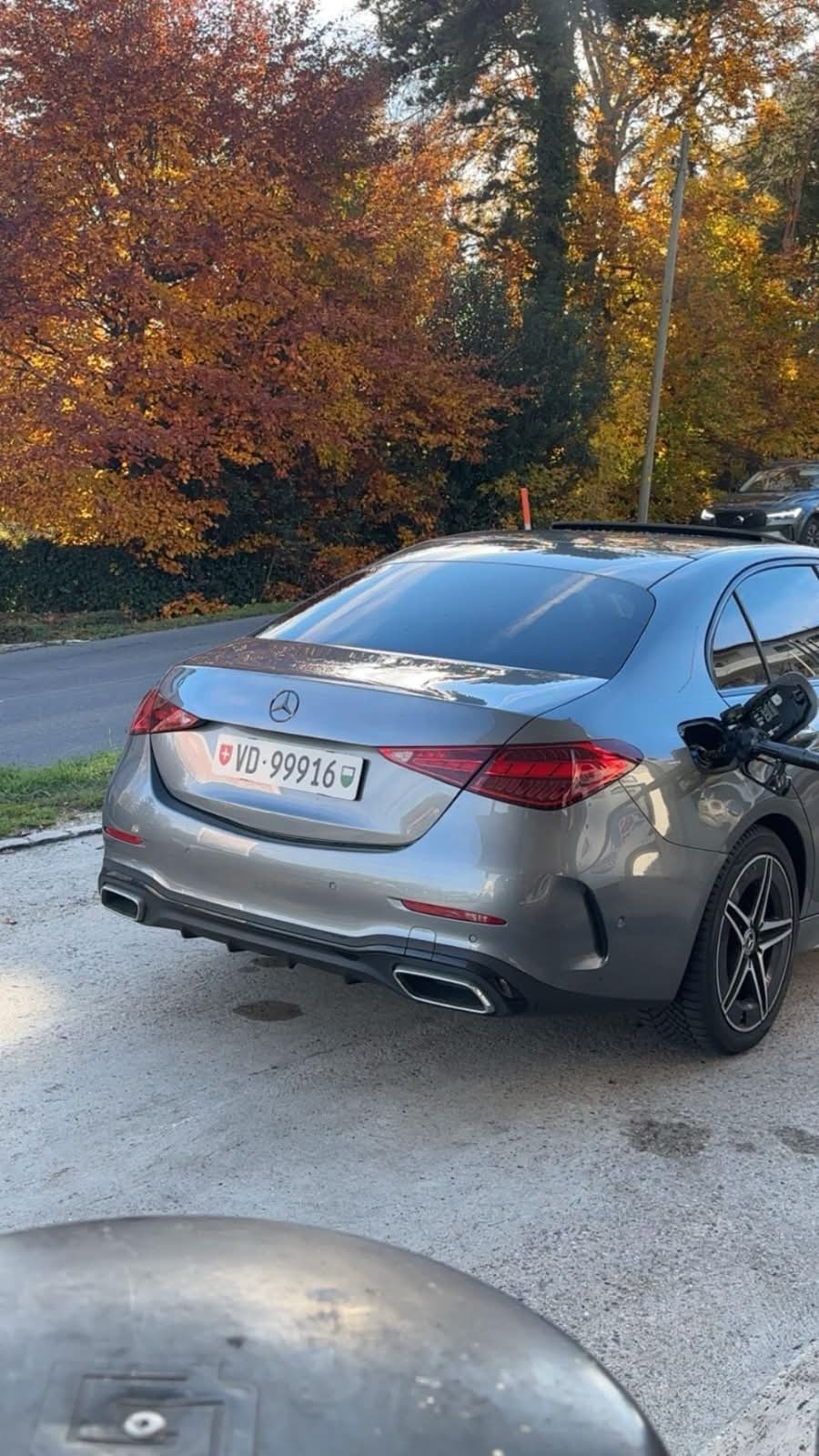 Mercedes Classe C grise vue de trois quarts arrière, en automne