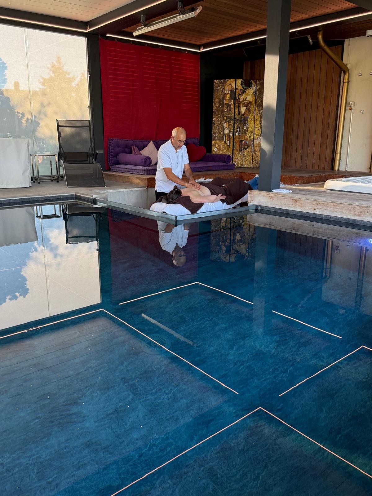 Table de massage installée sur la plateforme vitrée qui surplombe la piscine de Secret Paradise